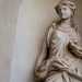 ...decorato con eleganti statue femminili in pietra