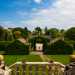 Da qui su  possibile ammirare il giardino che avvolge il castello e i due corpi di guardia situati di fronte alla facciata