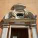...si legge unepigrafe posta in corrispondenza dellarchitrave barocco...