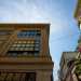 Ovvero un edificio le cui vetrate rappresentano sicuramente lelemento pi suggestivo, sia per le dimensioni che per la suddivisione a quadri marcata da infissi neri
