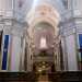 ...ci ritroviamo in una chiesa a croce greca iscritta in un quadrato: un ambiente elegantemente ristrutturato, dove a farla da padrone sono i marmi e le pareti colorate