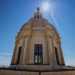 E una volta arrivati in cima, possiamo ammirare finalmente da vicino la grande cupola: una costruzione maestosa e austera che guarda Giovinazzo dallalto...