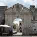 ...e conduce dopo 400 metri a un grande arco in pietra bianca. Siamo davanti allantico ingresso di Loseto vecchia, fatto costruire nel 1778 da Francesco De Ruggiero, figlio di Cesare