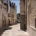 Ci inoltriamo ora tra le bianche e strette stradine del borgo...