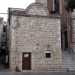 Ritorniamo sulla piazzetta, per incontrare di fronte alla chiesa una piccola struttura di pietra calcarea, cornicione aggettante e timpano curvilineo.  ci che resta del palazzo del Sedile del XVI secolo