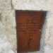 Una porta a Polignano a Mare, decorata con una poesia di Edgard Allan Poe e da un acrostico di Guido Lupori