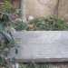 Coperchio di Sarcofago di epoca medievale  con incisioni sito nel prato del cortile esterno del Castello