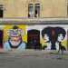 Alcuni murales dipinti sulla parete dello stabile
