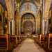 ... ci ritroviamo in un ambiente a tre navate riccamente decorato da marmi e stucchi. Limpianto  di ispirazione romanica, con uno schema longitudinale a croce latina e coro a gradoni...