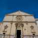 La facciata principale a cuspide tripartita e divisa in due ordini (il primo corinzio e il secondo dorico)  di ispirazione rinascimentale sebbene conservi elementi di stile romanico pugliese