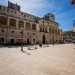 E di fronte alledificio ecco laltro capolavoro della piazza: Palazzo de Mari, che prende il nome dalla famiglia che nel 1664 decise di costruire il fabbricato sui resti del preesistente castello normanno