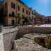 Usciti dal palazzo, fiancheggiamo i resti della  cresta dellantemurale del fossato che circondava lantico castello...