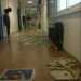 I corridoi del Giulio Cesare tra detriti di pannelli del contro soffitto e fogli di giornale per rimediare all'acqua durante i giorni di pioggia