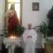 Don Mario Cavalera, tra due statue nella chiesa di San Francesco ad Acquaviva delle Fonti