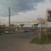 Inquadratura da lontano della fermata del bus su Strada Canestrelle (di giorno)