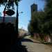 La strada che costeggia la chiesa 
