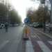 Un'altra panoramica sulla pista ciclabile di Corso Mazzini. Al centro, segnaletica appena riparato ma che presenta ancora la base gialla danneggiata