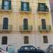 Si tratta di una struttura bianca e gialla di inizio del 900 (tra le poche restaurate nel rione Libert), dallaspetto nobile ed elegante
