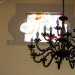 ...dalle cui volte pende un lampadario risalente al 500