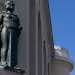 Lo stile  comunque minimale, con pochi elementi decorativi. Fanno eccezione le due statue in bronzo che rappresentano la Fedelt e la Giustizia. In realt si tratta di opere posticce, inserite nel Dopoguerra per sostituire i due medaglioni sui quali erano scolpiti il fascio littorio e lo scudo sabaudo
