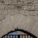 Sul portale monumentale ad arco ogivale sopravvive scolpito un motivo floreale