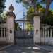 Parliamo di unarea della citt caratterizzata da numerosi antichi fabbricati, ma Villa Anna fra tutti  quello pi maestoso e meglio conservato. Lo si intuisce dal raffinato cancello dingresso, situato tra due alte colonne sovrastate da monumentali pigne decorative in pietra