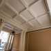 ...contraddistinto dal soffitto con volte bianca a cassettoni da cui pende un lampadario in ferro e da otto colonne  che riprendono lo stile di quelle dellingresso