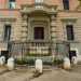 In entrambi i casi il balconcino, formato da piccole colonne,  racchiuso da due pilastri che alternano cilindri e parallelepipedi leggermente bugnati. Una preziosa struttura che si va poi a congiungere con la balconata del primo piano