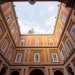 ...e poi nel cortile interno adibito a parcheggio, avvolto da una serie di archi che permettono laccesso a vari ambienti del complesso