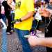 Due giocatori si sfidano con lo yoyo durante un festival a Verona