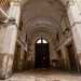 La poesia viene per rotta dallevidente decadimento di questo androne, che avrebbe urgente bisogno di un serio restauro: i muri risultano infatti consunti dal tempo e dallumidit e sono interrotti da porte murate o ormai chiuse da tempo