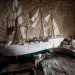  alle prese con la costruzione di una nave bianca e verde con le vele spiegate: la gloriosa Stella del mare del Duca degli Abruzzi, di fine 800