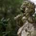 ...e statuette di putti intenti a suonare flauti o piccole cornucopie