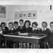 In fondo alla via era ubicata infine la scuola elementare. Mia Zia Tina, che abitava a Torre Tresca, faceva la bidella, precisa Vito, che ci mostra una foto depoca che ritrae una maestra con alcuni alunni