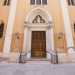 La chiesa si presenta tripartita da alte lesene in tre scomparti: in quello centrale si apre il portale dingresso con arco a sesto acuto, affiancato da colonne ornate da capitelli misti, su cui  poggiato larchivolto modanato