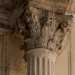 ...che sorreggono due basse colonnine scanalate con capitelli corinzi