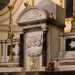 ...e un timpano curvilineo che presenta lambiguo simbolo dellOcchio della Provvidenza
