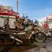 Ad accoglierci, prima ancora delluomo,  la sua colorata arte. Vicino allentrata fanno bella mostra di s una stramba motocicletta costruita con materiale riciclato, una lattina gigante della Coca-Cola...