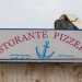 A ricordo del locale, chiuso nel gennaio del 2019, rimane linsegna con su scritto "ristorante pizzeria" abbellita da due onde azzurre stilizzate