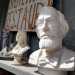 ...Ruggiero ci indica con il dito il mezzobusto di Giuseppe Verdi, che affianca quello del poeta Schiller