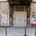 Solo un ingresso, situato in via Marchese Di Montrone, presenta uno stile pi moderno, con una porta bianca in ferro... 