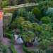 Varchiamo quindi la soglia, per accedere al grande giardino "all'italiana", che pullula di siepi, piante e alberi secolari...