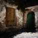 Ovunque scorgiamo scenari di semplici vite quotidiane: porte colorate spiccano negli antichi muri di pietra...
