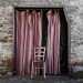 ...pittoresche seggiole sono lasciate incustodite nelle stradine deserte...
