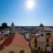 ...che conduce al terrazzo da dove possiamo godere di una luminosa vista delle abitazioni circostanti