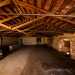 ...un largo locale con soffitto di travi legno...