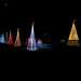 Qui veniamo accolti, visto il periodo, da splendide luminarie natalizie. Notiamo subito allesterno sei abeti dalla struttura metallica interamente ricoperta da fili scintillanti