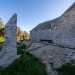 Allinterno del giardino subito notiamo una grande pietra fissata perpendicolarmente nel terreno: si tratta di un menhir risalente al Neolitico