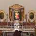 Spostando lo sguardo a destra possiamo ammirare laltare maggiore del XVIII secolo: policromo e decorato con lunghi candelabri dorati...