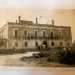 Clara mostra con orgoglio alcune vecchie foto del palazzo, ritratto quando tuttattorno c'era solo campagna